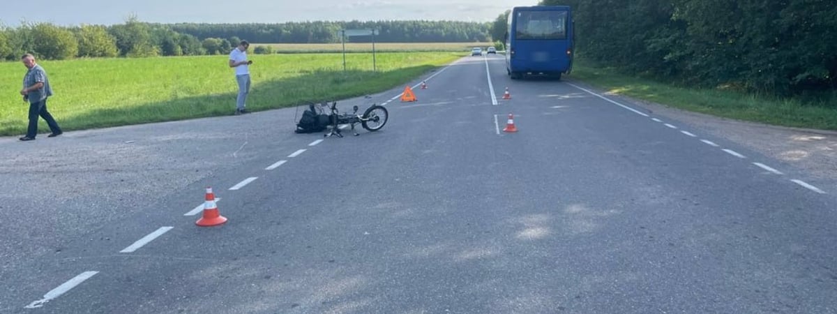 Внезапно выехал на «встречку» и врезался в автобус — в Лидском районе в ДТП попал велосипедист