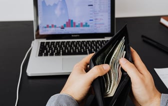 Белорусский рубль снизился к доллару на БВФБ