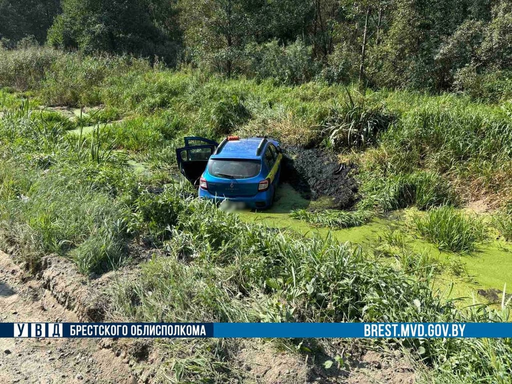 В Лунинецком районе автомобиль такси вылетел в канал — подробности дела