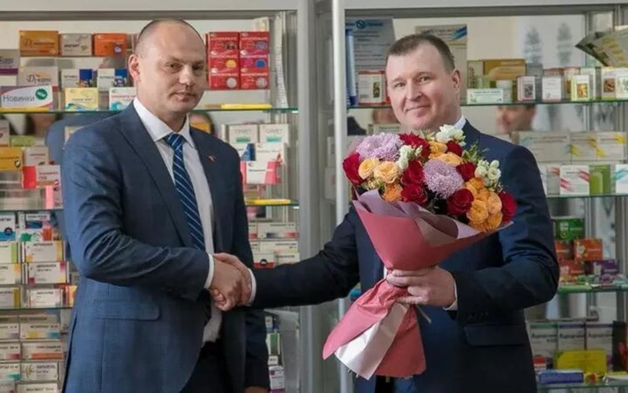 Олег Сахно слева. Справа — его бывший заместитель Петр Воробьев. Фото: belpharmprom.by