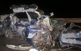 Два человека погибли в лобовом столкновении BMW и грузовика на трассе М-1
