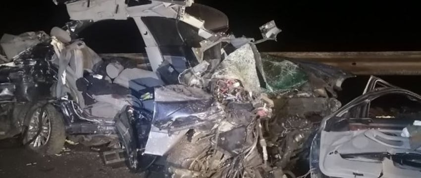 Два человека погибли в лобовом столкновении BMW и грузовика на трассе М-1