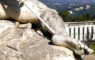 «Победитель не станет измываться над пожилой активисткой, не потащит ее в суд из-за флажка на тумбочке»