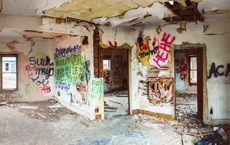 В Полоцке женщина повредила пять автомобилей из хулиганских побуждений