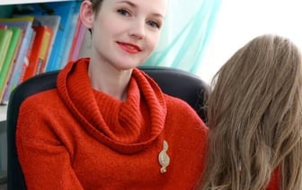 Создает броши и борется с раком: белоруска развивает бизнес на ювелирной вышивке