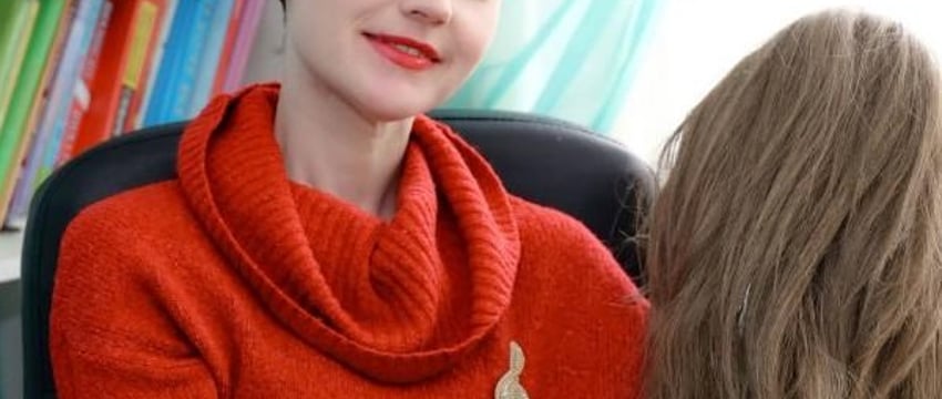 Создает броши и борется с раком: белоруска развивает бизнес на ювелирной вышивке