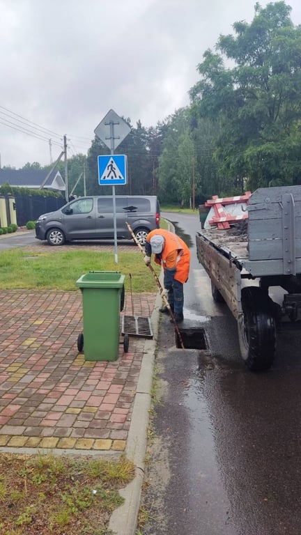 В Бресте специалисты провели дополнительную очистку сетей дождевой канализации в проблемных точках улиц