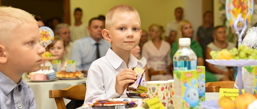 Школьные портфели первоклассникам вручили руководители и депутаты