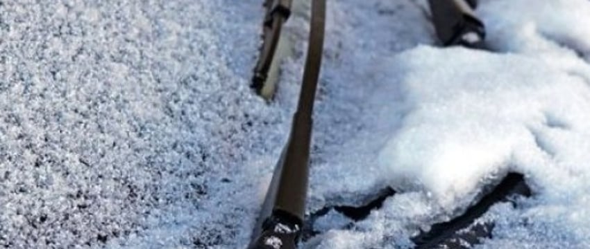 Почему «дворники» нельзя оставлять на ночь в поднятом состоянии?