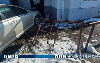 В Могилеве легковушка врезалась в магазин — Фото