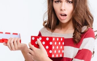 Белоруски начали продавать в сети ненужные подарки после 8 Марта