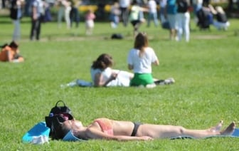 Как правильно загорать, чтобы это было безопасно, рассказала дерматолог