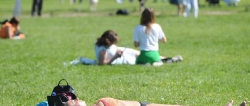 Как правильно загорать, чтобы это было безопасно, рассказала дерматолог