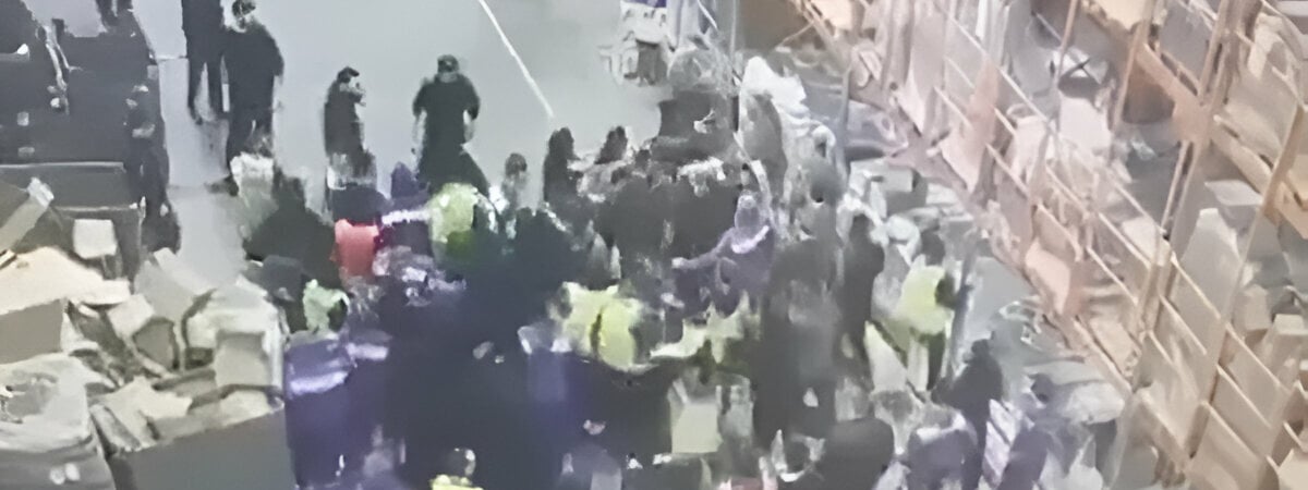 Участвовали больше ста человек. Появилось видео драки на складе Wildberries в России — Видео