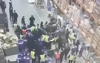 Участвовали больше ста человек. Появилось видео драки на складе Wildberries в России — Видео