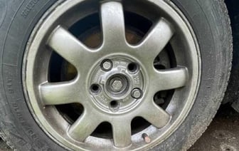 В Беларуси мужчина открутил болты на колесах иномарки, чтобы на ней не ездила супруга