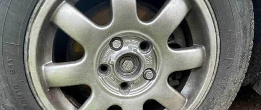 В Беларуси мужчина открутил болты на колесах иномарки, чтобы на ней не ездила супруга