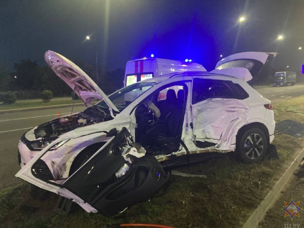 На видео показали, как в Бресте спасали водителя автомобиля после столкновения с маршруткой — видео