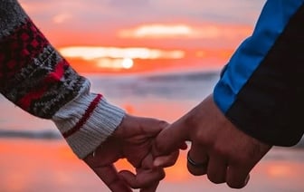 Женатые коллеги в Китае, уволенные за поцелуи в офисе, подали в суд на компанию.