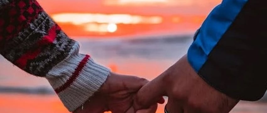 Женатые коллеги в Китае, уволенные за поцелуи в офисе, подали в суд на компанию.