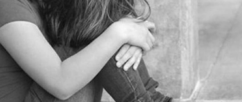 В Беларуси школьницу поставили на колени и заставили извиняться