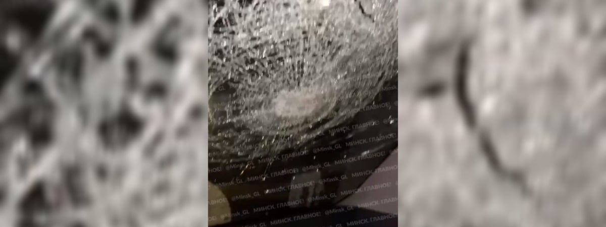 В Минске обломок моста упал на автомобиль и разбил лобовое стекло — Видео