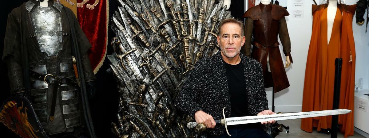 Железный трон из «Игры престолов», меч Джона Сноу и платье Дейенерис продали на аукционе. За сколько? — Фото