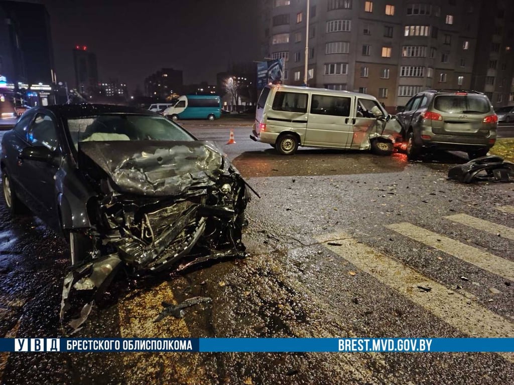 https:///novosti/v-baranovichah-proizoshlo-zhestkoe-dtp-s-uchastiem-treh-avto.html
