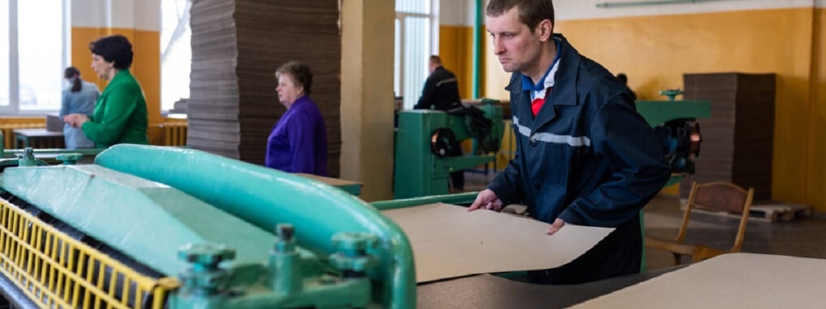 В Минтруда разрешили белорусам работать на час меньше. Но не всем и не каждый день — Полезно