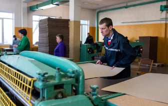 В Минтруда разрешили белорусам работать на час меньше. Но не всем и не каждый день — Полезно