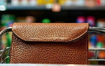 Мужчина взял в магазине чужой кошелек, ему инкриминируют кражу