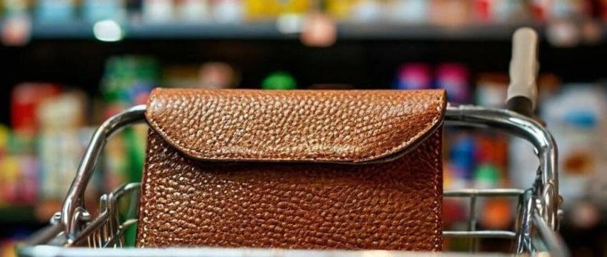 Мужчина взял в магазине чужой кошелек, ему инкриминируют кражу