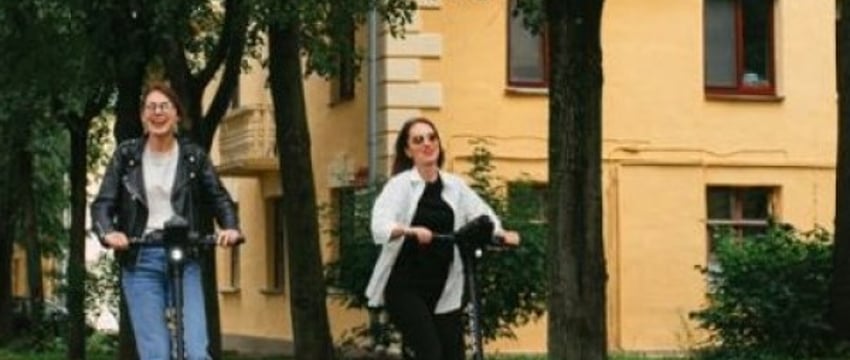 В каком случае можно ездить на электросамокате вдвоем, рассказали в ГАИ