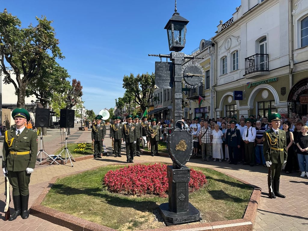 Стилизованный фонарь пограничников появился на Советской в Бресте
