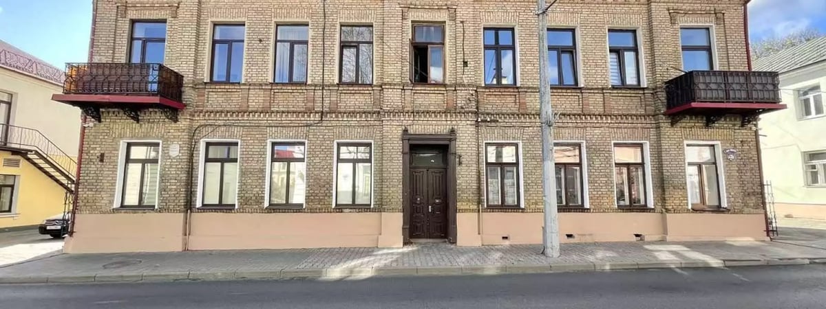 В старинном доме в центре Гродно продают квартиру — узнали, за сколько