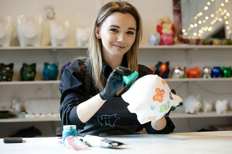 Бизнес на свинках. Rак белоруска строит свое дело, создавая копилки