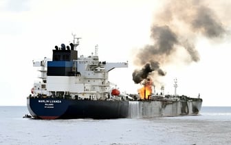 Хуситы подорвали танкер с российской нефтью. Американцы помогли потушить