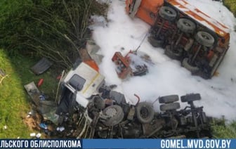 В Беларуси бензовоз опрокинулся с моста
