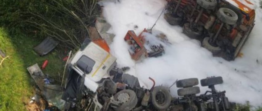 В Беларуси бензовоз опрокинулся с моста