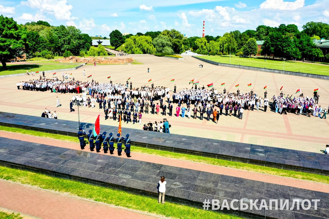 Искренние напутствия, много музыки и рекорд. Выпускники страны празднуют «Последний звонок» в Бресте