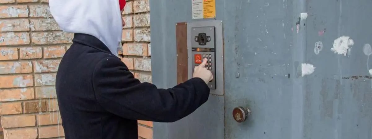 В минском доме предложили внедрить бесключевой доступ в подъезд. Как работает и сколько стоит?