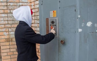 В минском доме предложили внедрить бесключевой доступ в подъезд. Как работает и сколько стоит?