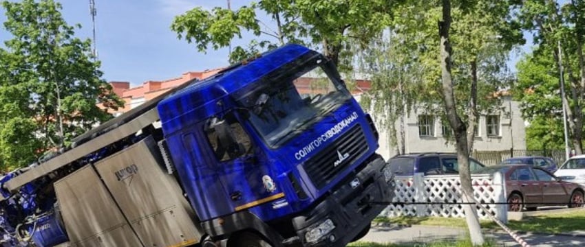 Спецтехника водоканала провалилась под асфальт в Солигорске
