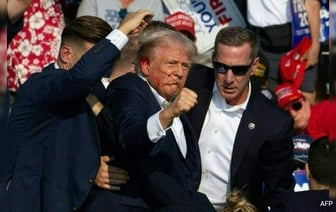 Трамп бросился со сцены после стрельбы на митинге, предполагаемый стрелок мертв