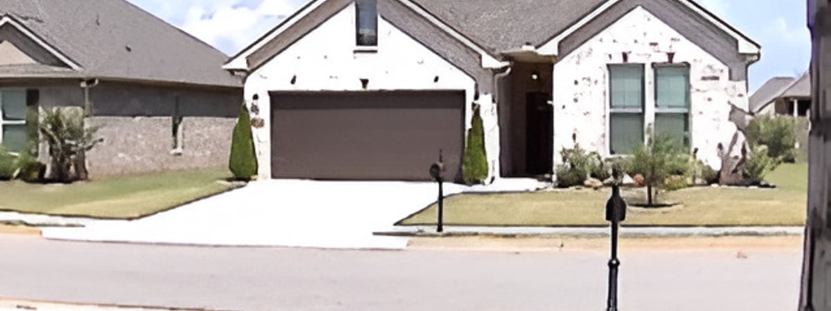 «Потом объясни, что само прилетело…» — В TikTok показали, как шторм принёс на участок батут — Видео