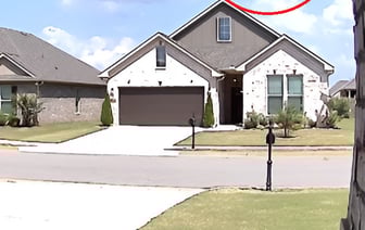 «Потом объясни, что само прилетело…» — В TikTok показали, как шторм принёс на участок батут — Видео