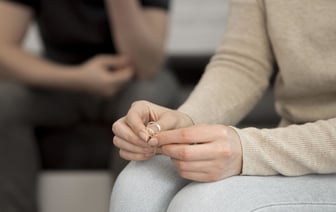 Учёные узнали кто счастливее: люди в браке или одиночки