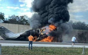 Самолет врезался в авто на трассе во Флориде
