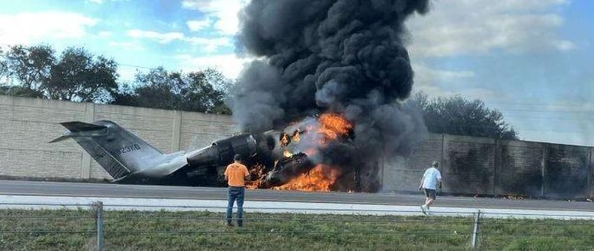 Самолет врезался в авто на трассе во Флориде