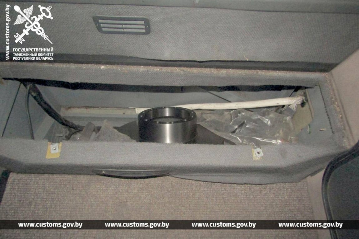 Брестские таможенники обнаружили контрабанду запчастей в польском автобусе